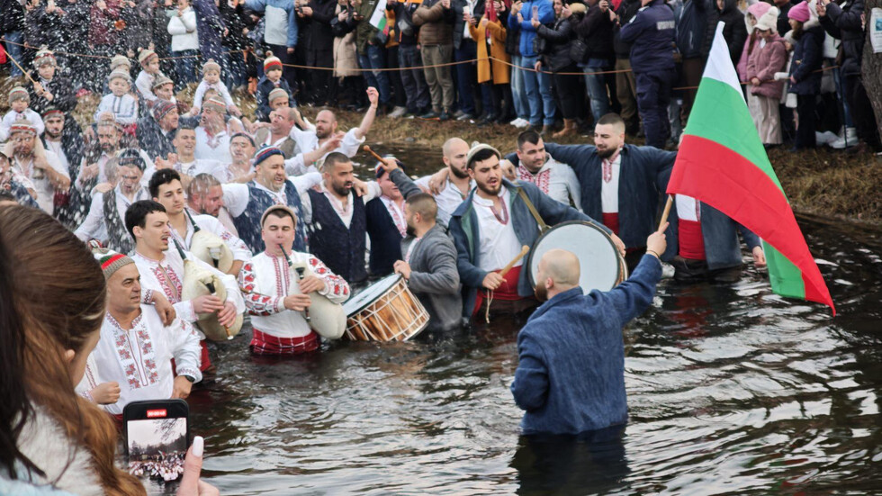 Стотици смелчаци „спасиха” кръста в ледените води на Богоявление