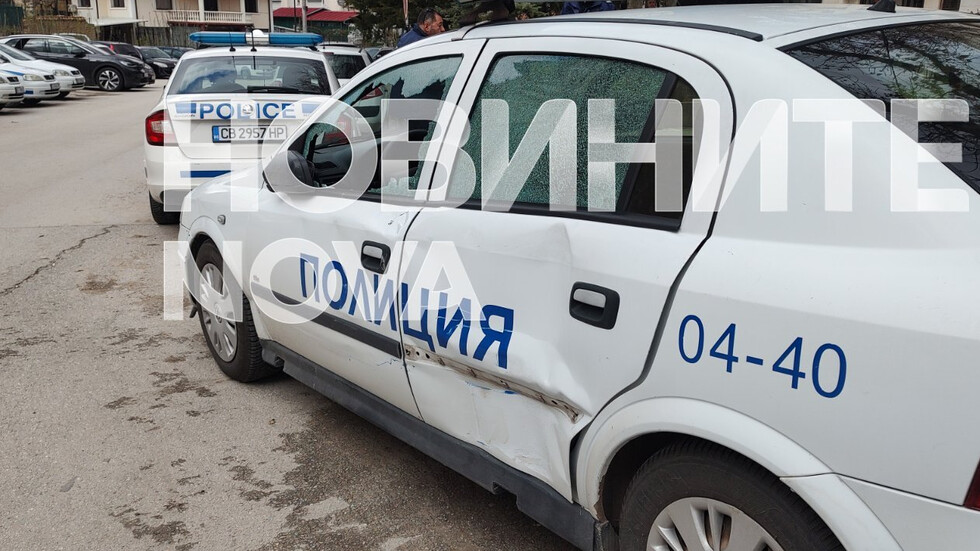 Автобус помете патрулки на паркинга пред районното в Горна Оряховица