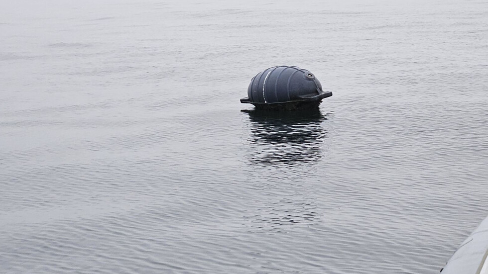 Морето изхвърли крило на боен дрон на плаж в Бургаско