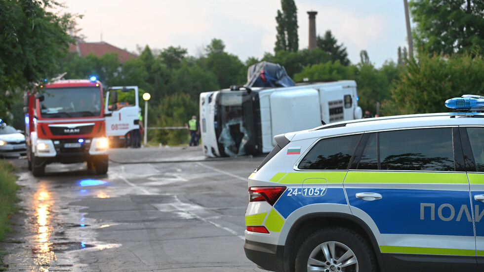 Кола се вряза в автобус в София, има жертва и ранени