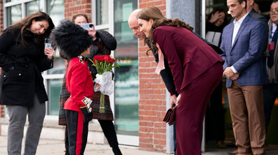 Момченце посрещна Уилям и Кейт в униформа на кралски гвардеец