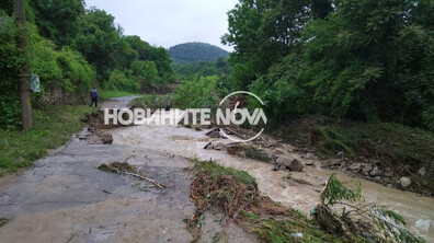 Река излезе от коритото си, наводни село Ребърково и го остави без ток и вода