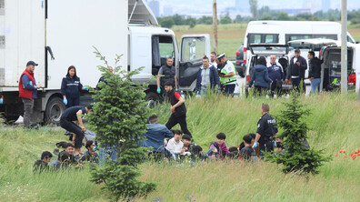 Хванаха тир с 43 мигранти, управляван от шофьор без книжка, край София