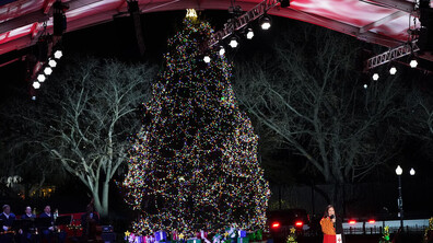 Джо Байдън запали светлините на коледната елха пред Белия дом