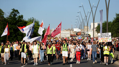 Хиляди на протест в Сърбия искат нови избори