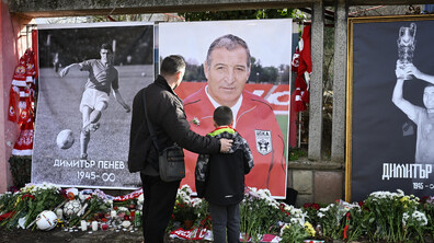 България се прощава с великия Димитър Пенев, "четата" му от САЩ'94 го изпрати със сълзи и аплодименти