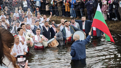 Стотици смелчаци „спасиха” кръста в ледените води на Богоявление