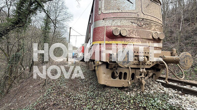 Пътнически влак дерайлира в Старозагорско