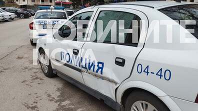 Автобус помете патрулки на паркинга пред районното в Горна Оряховица