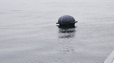 Морето изхвърли крило на боен дрон на плаж в Бургаско