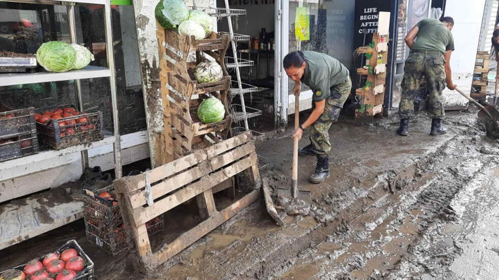 Военните се включиха в отводняването на сгради след пороя в Карлово и Сопот