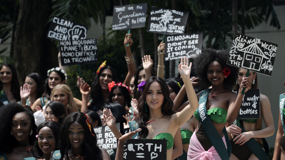Красиви жени позираха с плакати срещу замърсяването