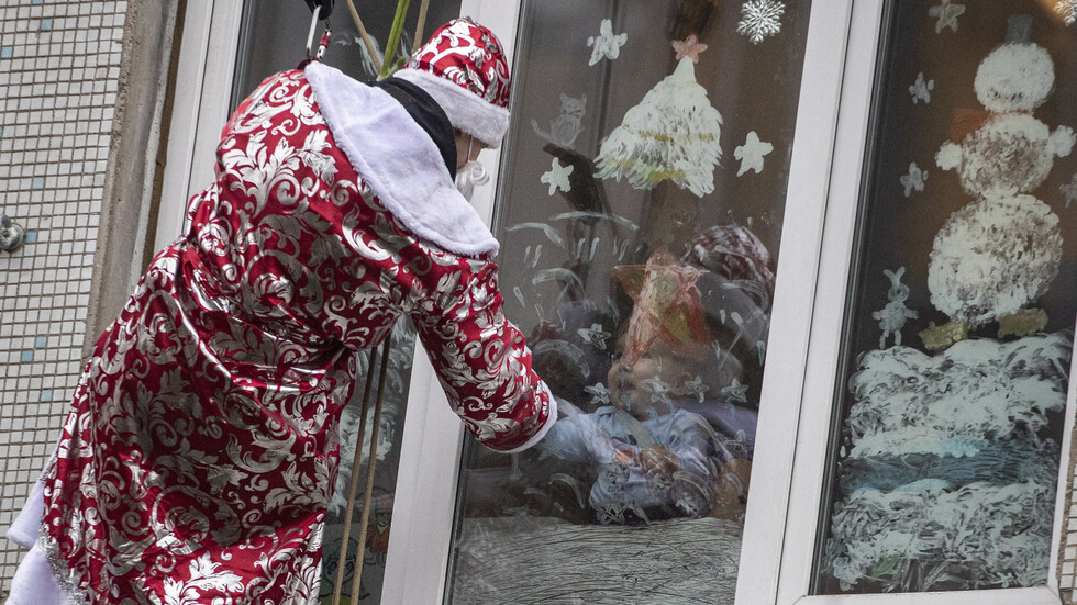 Пожарникар, облечен като Дядо Коледа, поздрави пациенти в московската болница