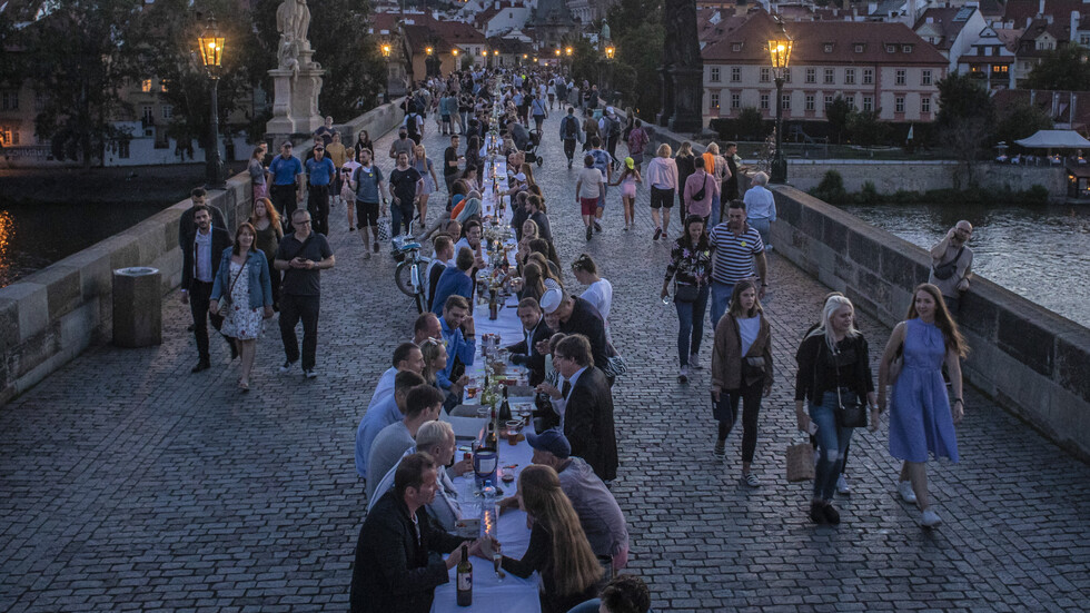 Прага казва "Довиждане" на пандемията от коронавирус с 500-метрова трапеза с бяла покривка