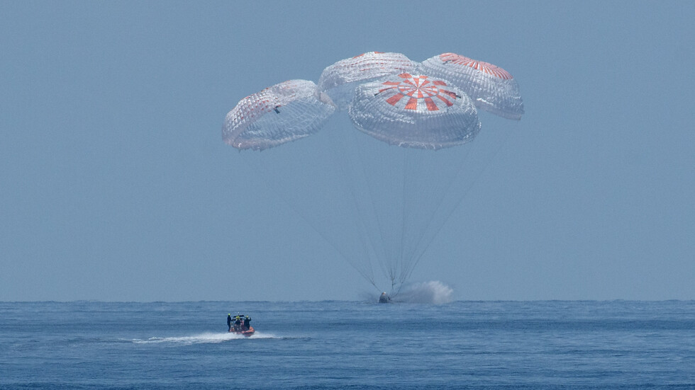„SpaceX” се приводни успешно в Мексиканския залив
