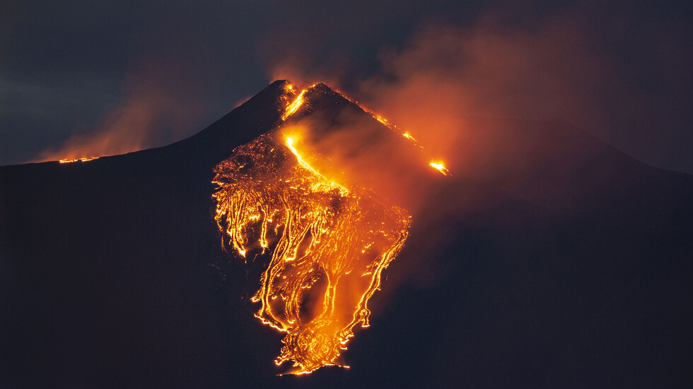 Вулканът Етна бълва лава