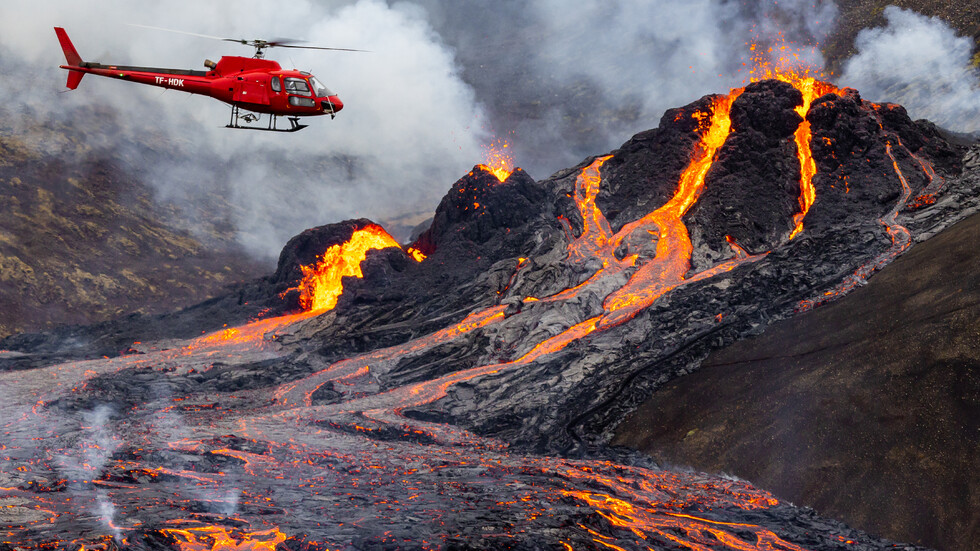 Вулканът в Исландия продължава да бълва лава