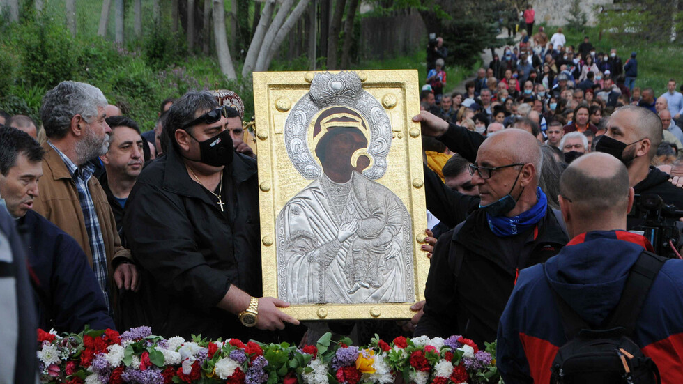Изнесоха чудотворната икона на Св. Богородица от Бачковския манастир
