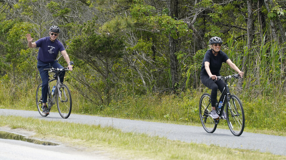 Американският президент и съпругата му карат колела