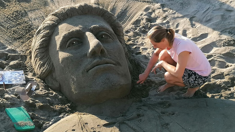 Ликът на Левски се появи на плажа в Бургас