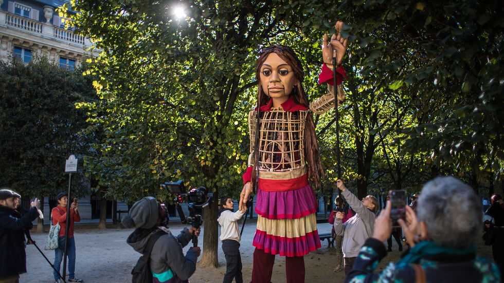 Гигантската кукла ''Амал'', символизираща сирийско момиченце