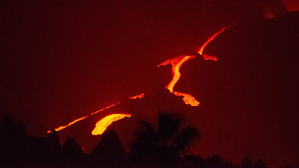 Изригващият вулкан Кумбре Виеха на остров Ла Палма