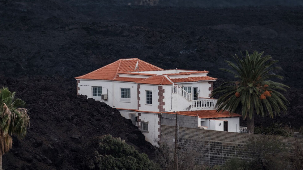Една от малкото неразрушени къщи след вулканичното изригване на остров Ла Палма