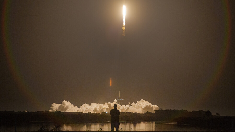 SpaceX изстреля четирима астронавти към МКС
