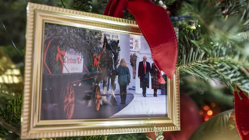 Снимка на Доналд Тръмп краси коледното дърво на семейство Байдън