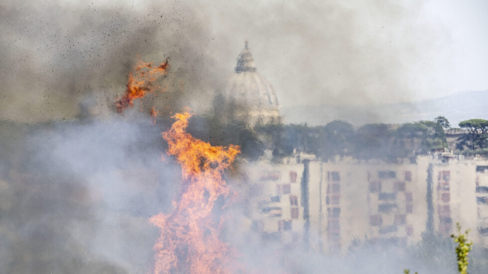 Куполът на базиликата "Свети Петър" през дима и пламъците на пожар в паркова зона на Рим