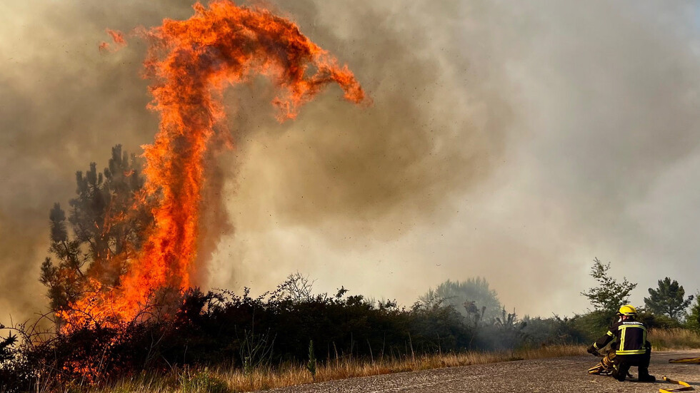Пожарникари се борят с огнената стихия в Испания