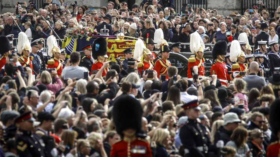 Стотици хиляди изпратиха обичаната британска кралица Елизабет II в последния ѝ път