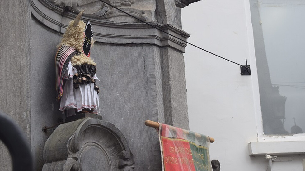 Български кукерски костюм облече световноизвестният символ на Брюксел - Манекен Пис