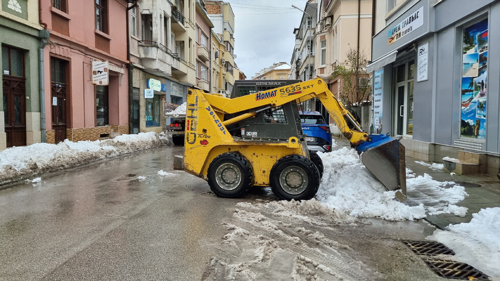 България се възстановява от снежната буря