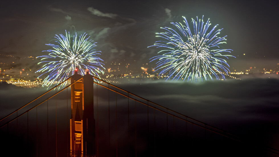 Фойерверки над "Голдън Гейт" в Сан Франциско за 4 юли