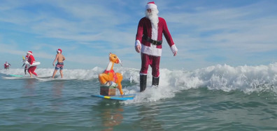 Дядо Коледа на сърф и полицай спаси куче