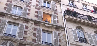 Тенор пее в Париж за съседите си всяка вечер от прозореца