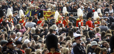 Стотици хиляди изпратиха обичаната британска кралица Елизабет II в последния ѝ път