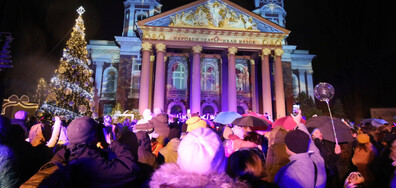Запалиха светлините на коледната елха в София с шоу пред Народния театър