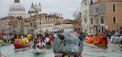 Стотици парадни гондоли и цветни маски на карнавала във Венеция