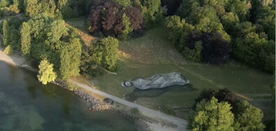 Гигантска фреска на пластмасова бутилка се появи край Женевското езеро