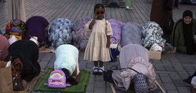 Мюсюлмани участват в молитвата на първия ден от Курбан Байрам