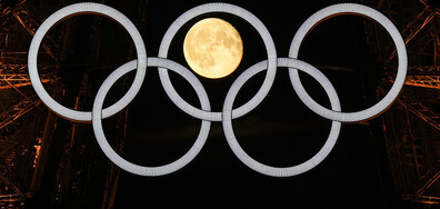 Пълнолунието наднича през олимпийските кръгове
