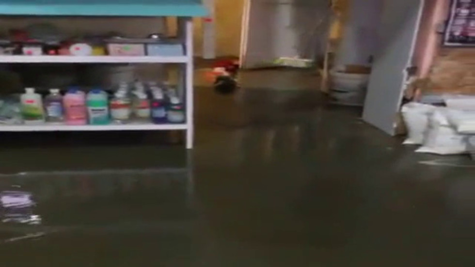 Наводнение в магазин за строителни материали в центъра на Велико Търново (ВИДЕО)