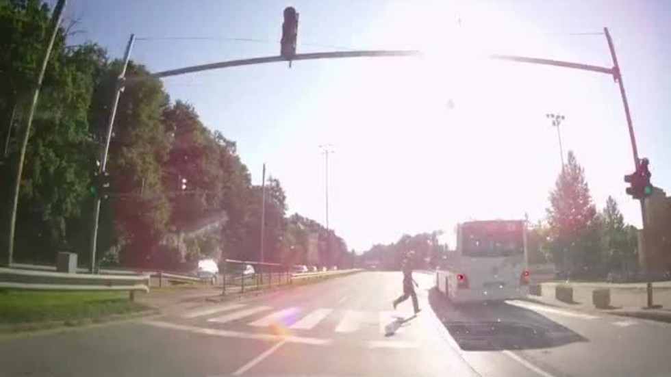 Пешеходец - самоубиец на червен светофар!!!