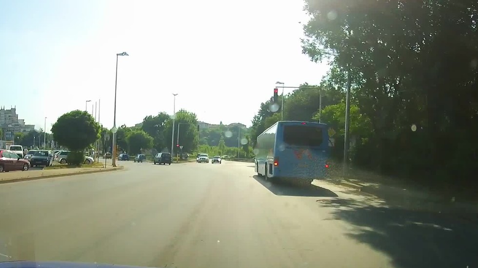 Шофьор на автобус минава на червено