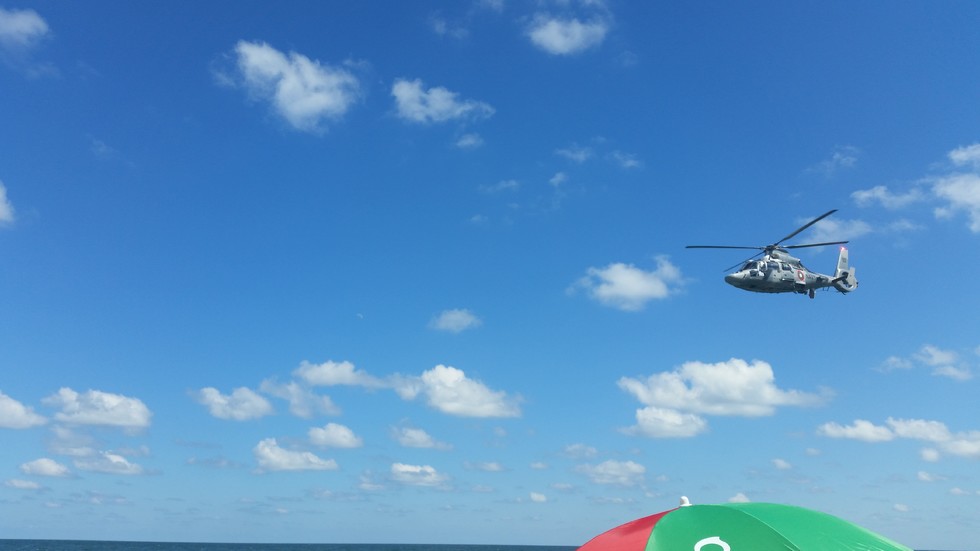 Хеликоптер на ВМС над плаж "Черноморец"