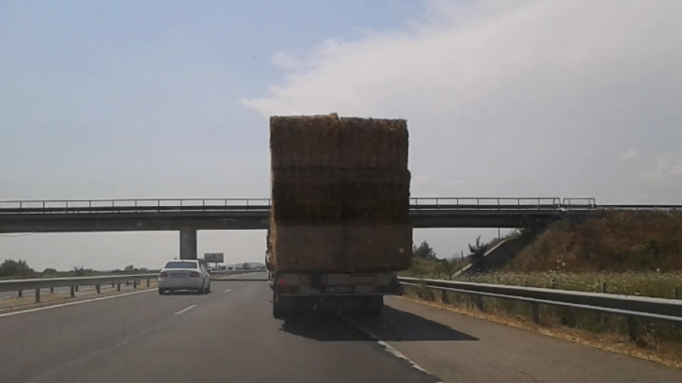 Тир с бали слама на автомагистрала "Тракия"