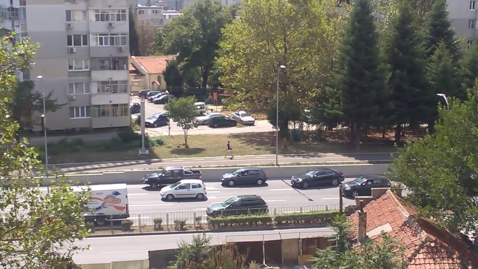 Зарязаха автомобил на оживено кръстовище във Варна