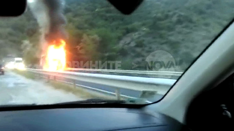 Ексклузивни кадри на горящия автобус между Симитли и Благоевград
